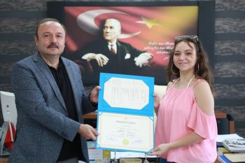 Rektörümüz Prof.Dr.Süleyman Özdemir, Onur Öğrencilerimizden Ayşenur Durkut'a Diplomasını Takdim Ettiler